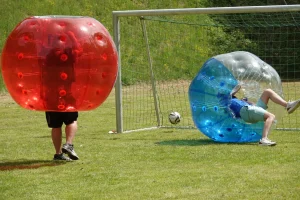 Spieler beim Bubble Soccer